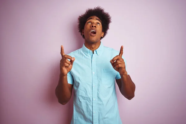 Jonge Amerikaanse Man Met Afro Haar Dragen Blauw Shirt Staan — Stockfoto