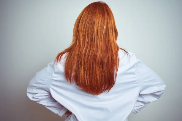 Junge Rothaarige Ärztin Mit Stethoskop Über Weißem Isoliertem Hintergrund Rückwärts — Stockfoto