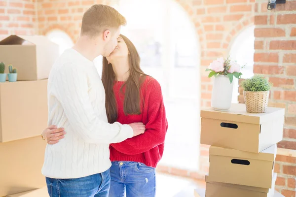 Belo Jovem Casal Mudando Para Uma Nova Casa Sobre Novo — Fotografia de Stock