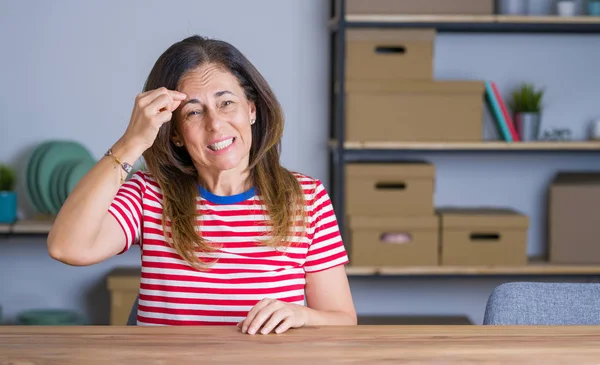 Mulher Idosa Meia Idade Sentada Mesa Casa Apontando Infeliz Para — Fotografia de Stock