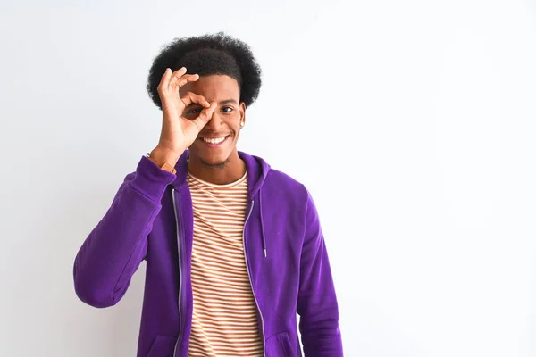 Африканский Американец Фиолетовой Толстовке Стоящий Изолированном Белом Фоне Делает Жест — стоковое фото