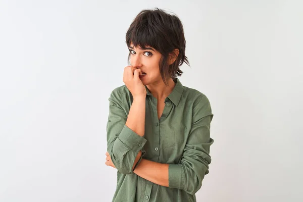 Giovane Bella Donna Indossa Camicia Verde Casual Piedi Sopra Isolato — Foto Stock