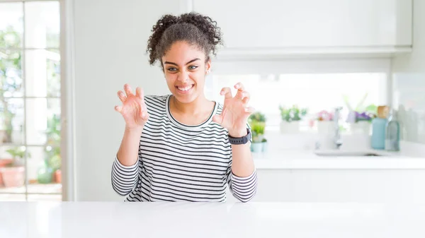 Vacker Afrikansk Amerikansk Kvinna Med Afro Hår Bär Casual Randig — Stockfoto