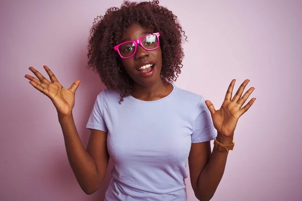Ung Afrikansk Afro Kvinna Bär Shirt Glasögon Över Isolerade Rosa — Stockfoto
