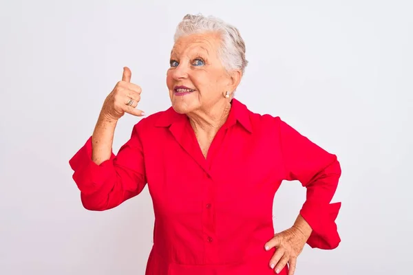 Senior Grijsharige Vrouw Met Rood Casual Shirt Geïsoleerde Witte Achtergrond — Stockfoto