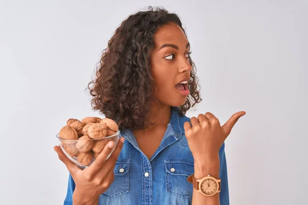 Mujer Brasileña Joven Sosteniendo Tazón Con Nueces Pie Sobre Fondo —  Fotos de Stock