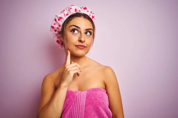Jovem Mulher Bonita Vestindo Toalha Touca Banho Sobre Fundo Rosa — Fotografia de Stock