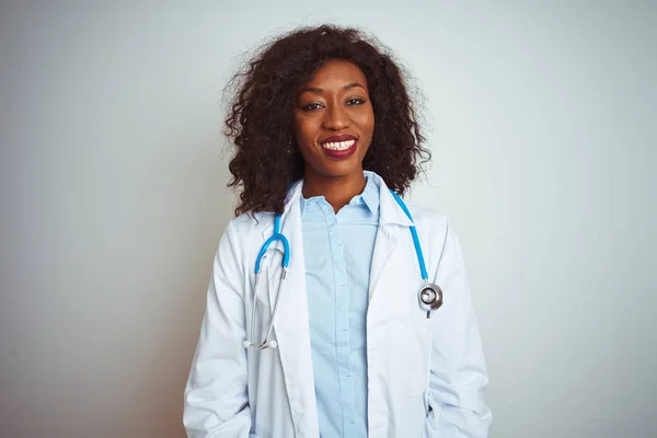 Jeune Femme Médecin Afro Américaine Portant Stéthoscope Sur Fond Blanc — Photo