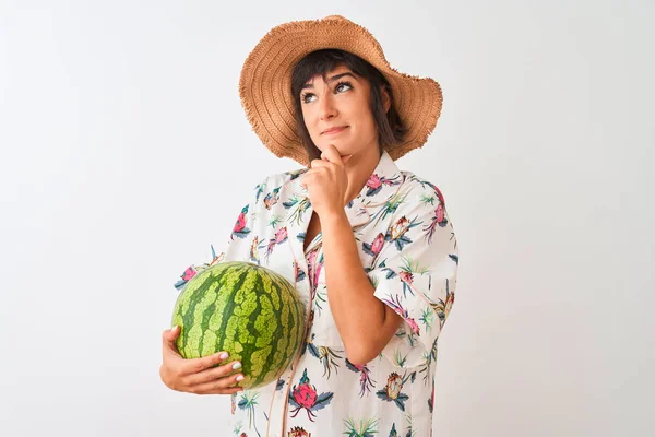 Mujer Vacaciones Con Sombrero Verano Celebración Sandía Sobre Fondo Blanco — Foto de Stock