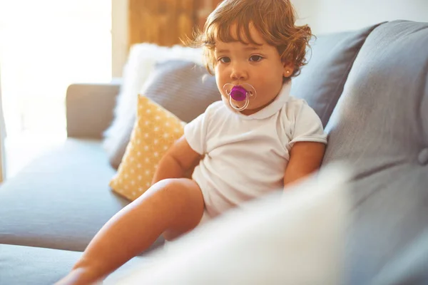 Schöne Kleinkind Mädchen Trägt Weißes Shirt Sitzt Auf Dem Sofa — Stockfoto