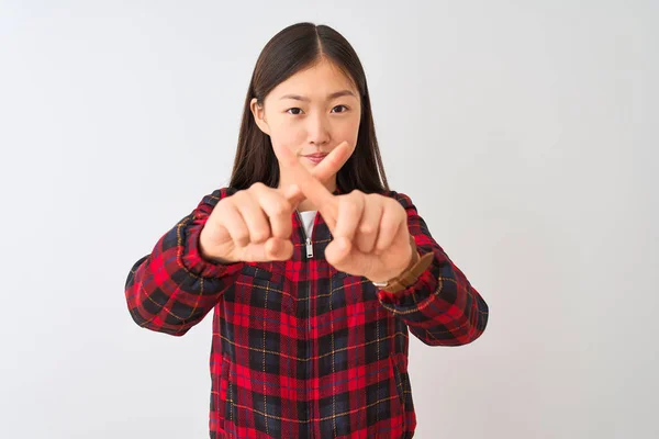 身穿休闲装的年轻中国妇女站在孤立的白色背景下 用手指交叉表示拒绝 做阴性手势 — 图库照片