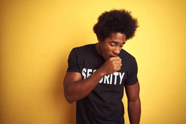 Amerikanischer Schutzmann Mit Afro Haaren Der Sicherheitsuniform Über Isoliertem Gelben — Stockfoto