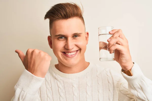 Giovane Bell Uomo Bere Bicchiere Acqua Piedi Sopra Isolato Sfondo — Foto Stock