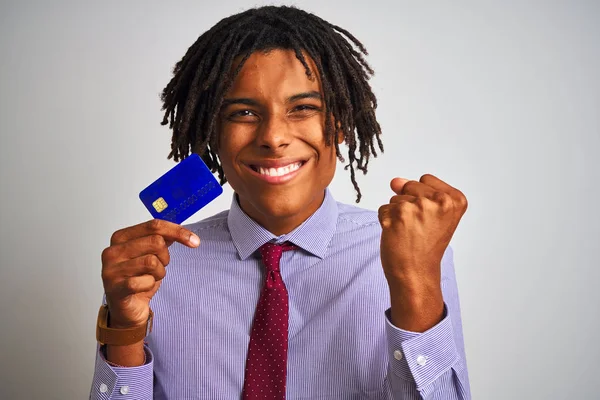 Αφρο Αμερικανός Επιχειρηματίας Dreadlocks Κρατώντας Πιστωτική Κάρτα Πάνω Από Απομονωμένο — Φωτογραφία Αρχείου