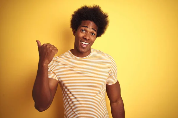 Uomo Americano Con Capelli Afro Indossa Shirt Righe Piedi Sopra — Foto Stock