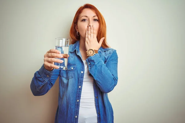 Junge Schöne Rothaarige Frau Trinkt Glas Wasser Über Weißen Isolierten — Stockfoto