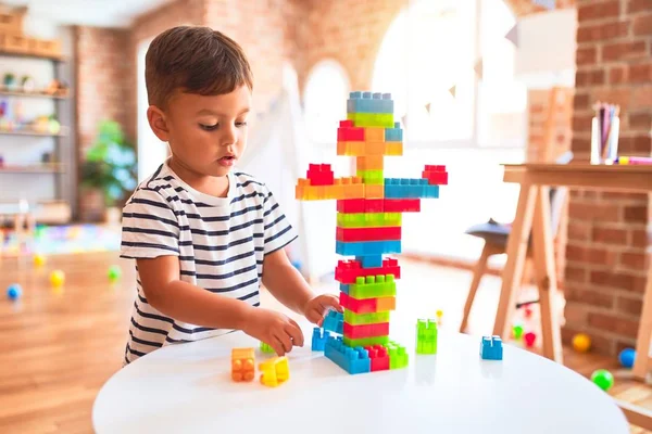 Schöner Kleinkind Junge Spielt Kindergarten Mit Bauklötzen — Stockfoto