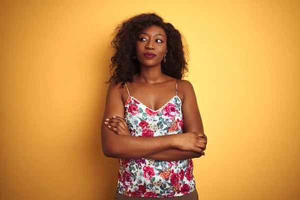 Afroamerikansk Kvinna Bär Blommig Sommar Shirt Över Isolerad Gul Bakgrund — Stockfoto