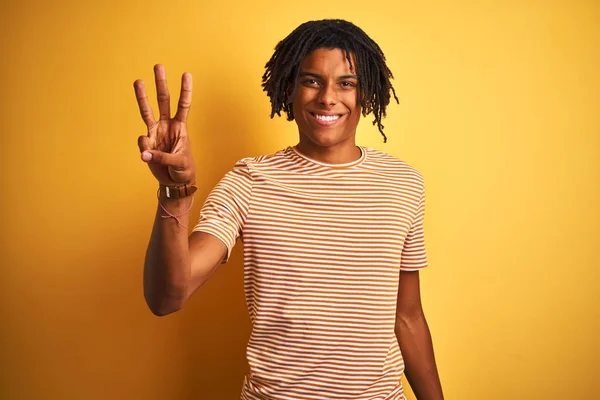 Homem Afro Com Dreadlocks Vestindo Camiseta Listrada Sobre Fundo Amarelo — Fotografia de Stock