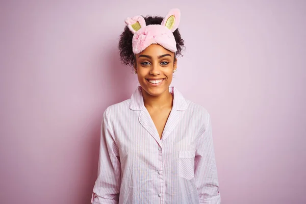 Fiatal Afro Amerikai Pizsamában Maszkban Elszigetelt Rózsaszín Háttér Egy Boldog — Stock Fotó
