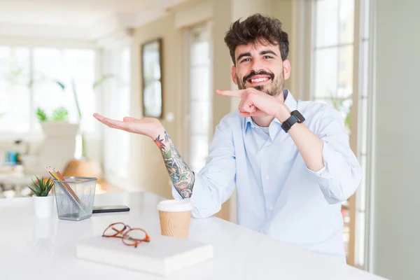 Молодий Бізнесмен Працює Здивований Посміхається Камери Представляючи Рукою Вказуючи Пальцем — стокове фото