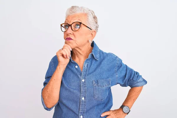 Senior Mujer Pelo Gris Con Camisa Mezclilla Gafas Sobre Fondo — Foto de Stock