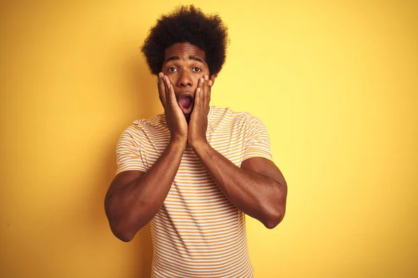 Amerikaanse Man Met Afrohaar Gestreept Shirt Geïsoleerde Gele Achtergrond Bang — Stockfoto