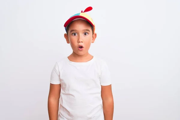 Красивый Мальчик Носит Поясную Красочную Кепку Пропеллером Изолированном Белом Фоне — стоковое фото