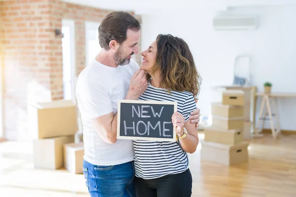 Casal sênior de meia-idade se mudando para uma nova casa, sorrindo feliz em — Fotografia de Stock