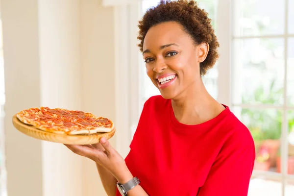 Beautiful young african american woman showing homemade tasty pi — Stock Photo, Image
