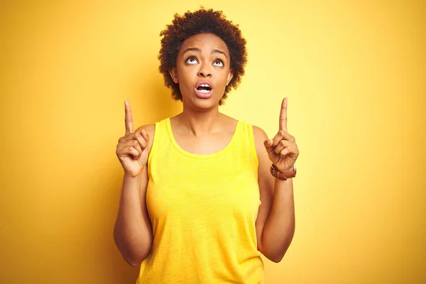 Beauitul Afrikanisch Amerikanische Frau Trägt Sommer Shirt Über Isoliertem Gelben — Stockfoto