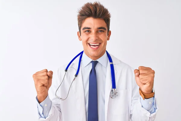 Joven Médico Guapo Con Estetoscopio Sobre Fondo Blanco Aislado Celebrando —  Fotos de Stock