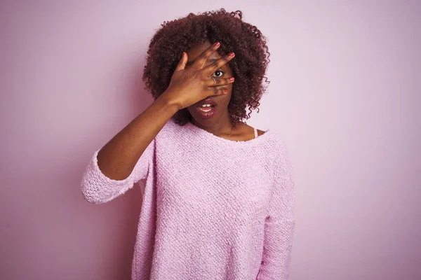 Mladá Africká Afro Žena Svetru Stojící Nad Izolovaným Růžovým Pozadím — Stock fotografie