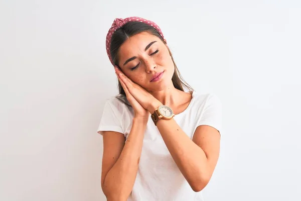 Joven Hermosa Mujer Con Camiseta Casual Diadema Sobre Fondo Blanco — Foto de Stock