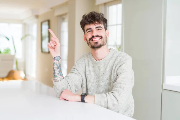 Hombre Joven Con Suéter Casual Sentado Mesa Blanca Con Una — Foto de Stock