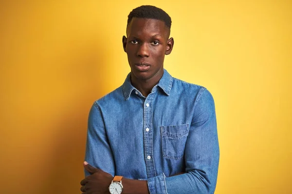 Jeune Homme Afro Américain Portant Une Chemise Denim Debout Sur — Photo