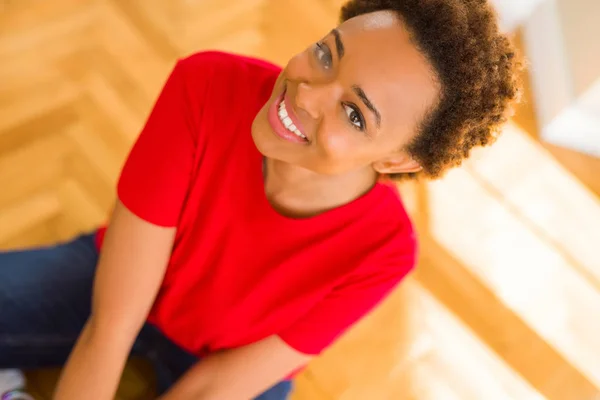 Bela jovem afro-americana sorrindo confiante para o — Fotografia de Stock