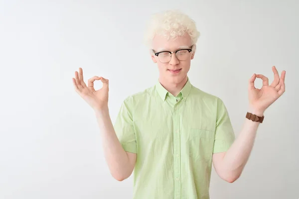 Mladý Albín Blonďatý Muž Zelené Košili Brýlích Přes Izolované Bílé — Stock fotografie