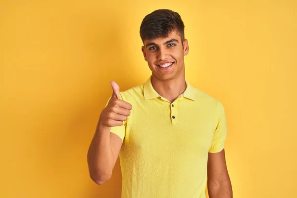 Giovane Uomo Indiano Indossa Polo Casual Piedi Sfondo Giallo Isolato — Foto Stock