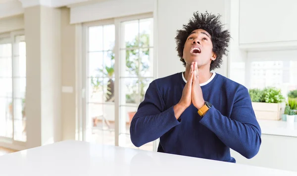 Joven Hombre Afroamericano Vistiendo Suéter Casual Sentado Casa Mendigando Rezando — Foto de Stock