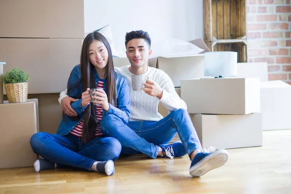 Junges Asiatisches Paar Sitzt Auf Dem Boden Des Neuen Hauses — Stockfoto