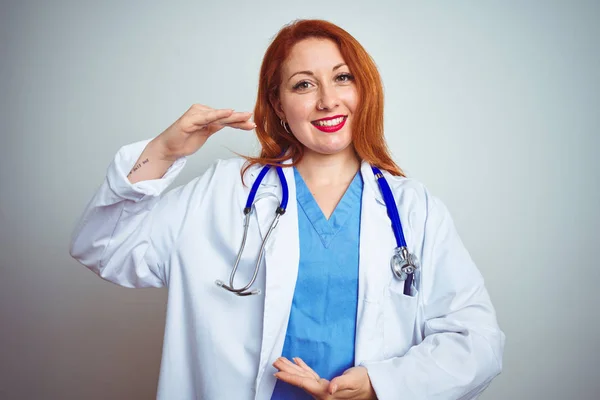 Giovane Donna Medico Rossa Utilizzando Stetoscopio Sfondo Bianco Isolato Gesticolando — Foto Stock