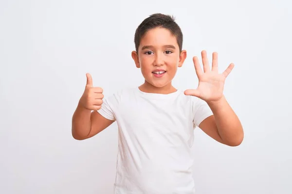 Piękny Chłopiec Luźnej Koszulce Stojący Białym Tle Pokazuje Wskazuje Palcami — Zdjęcie stockowe
