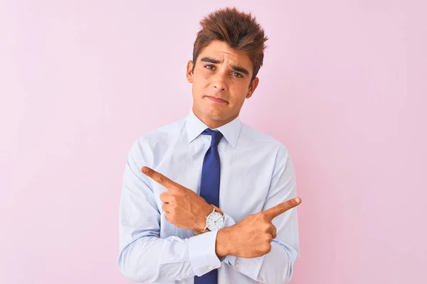 Joven Hombre Negocios Guapo Con Camisa Corbata Pie Sobre Fondo — Foto de Stock