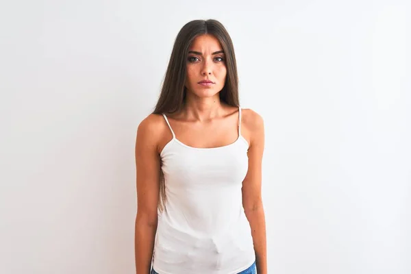 Giovane Bella Donna Indossa Casual Shirt Piedi Sfondo Bianco Isolato — Foto Stock