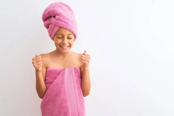 Hermosa Niña Usando Toalla Ducha Después Del Baño Pie Sobre — Foto de Stock