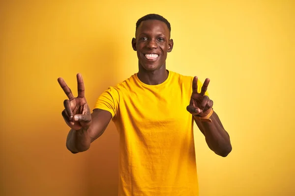 Joven Hombre Afroamericano Con Camiseta Casual Pie Sobre Fondo Amarillo —  Fotos de Stock