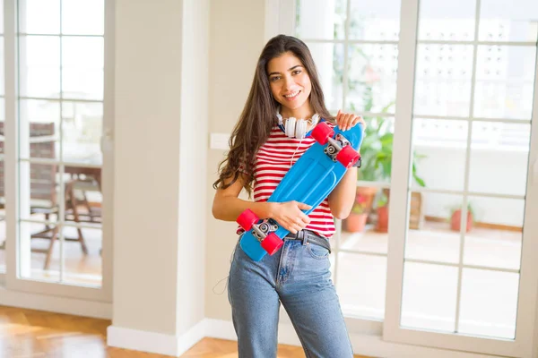 Bella Donna Pattinatrice Sorridente Amichevole Piedi Con Skateboard — Foto Stock