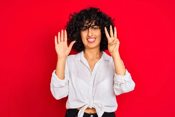 Jonge Arabische Vrouw Met Krullend Haar Draagt Witte Casual Shirt — Stockfoto