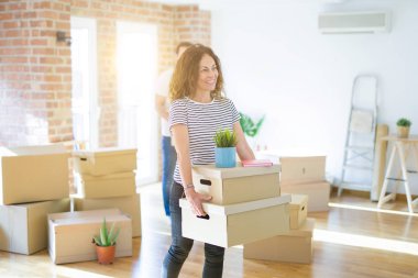 Orta yaş Senior çift yeni bir eve hareket